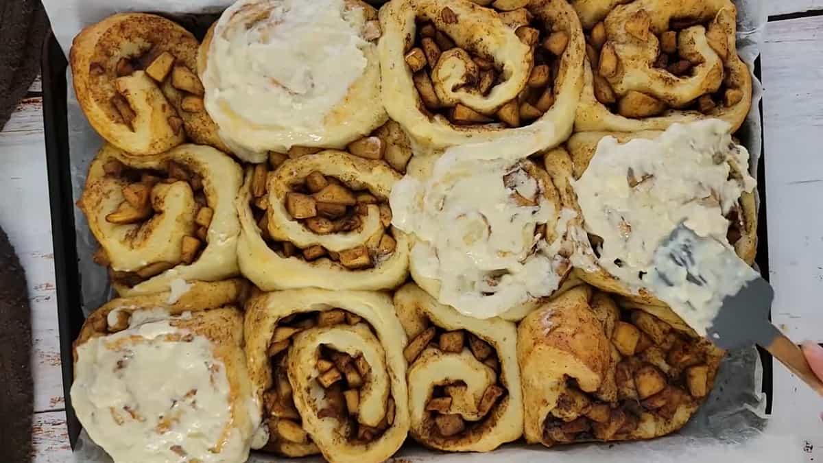 Krem Rolnice Cimet rolnice sa jabukama i krem sirom recept | Stvar ukusa
