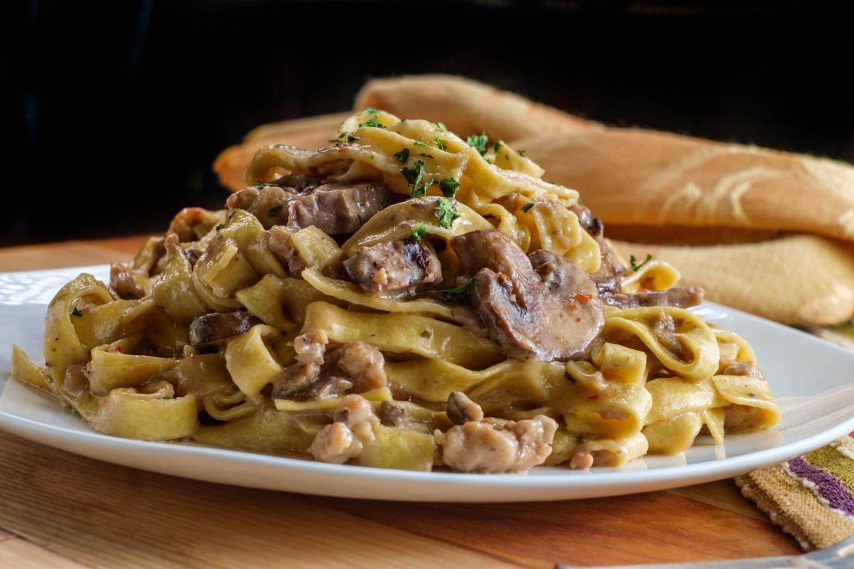 recept-za-stroganov-taljatele-sa-kobasicama-i-pe-urkama-za-tedljive