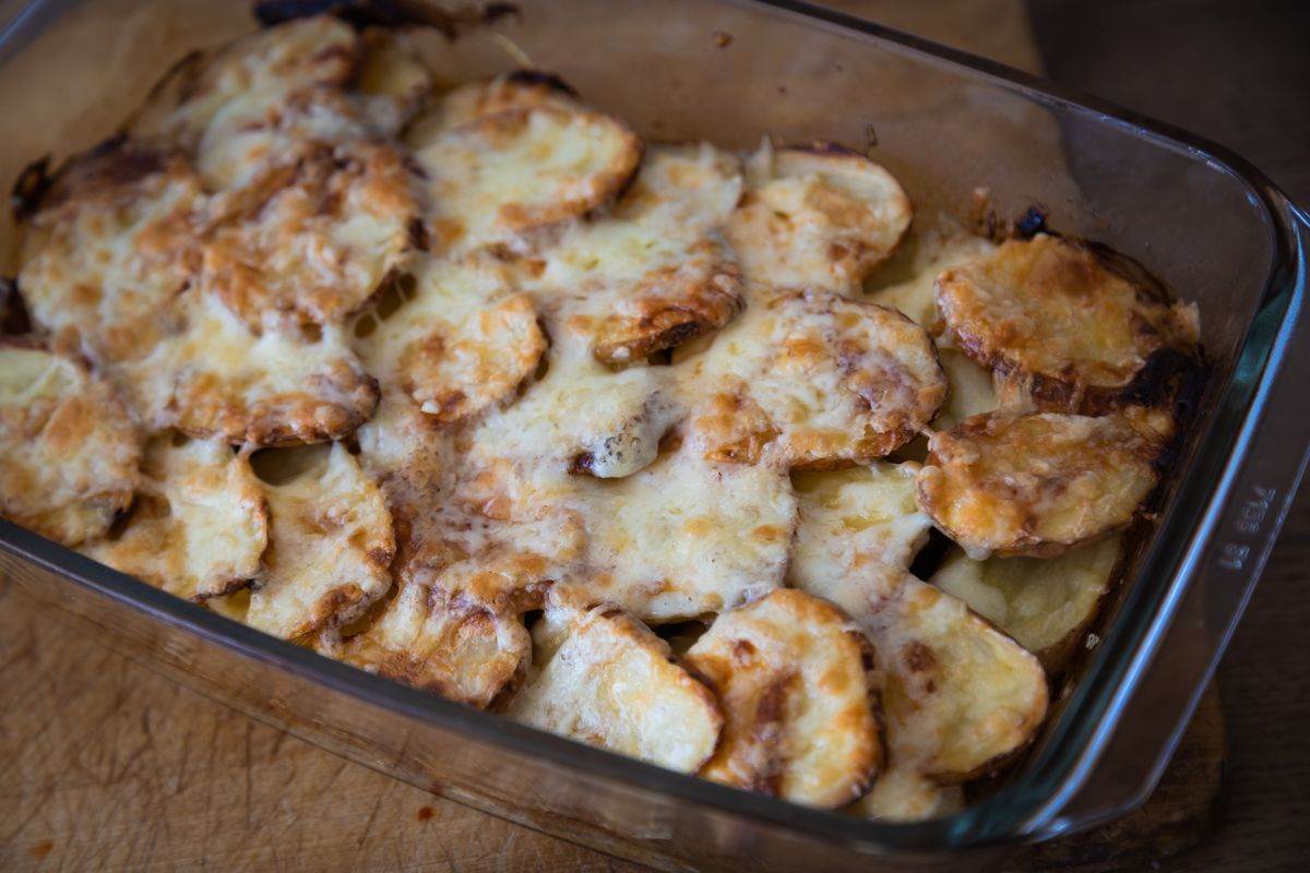 Recept za domaćinsku musaku sa lukom i slaninom | Stvar ukusa