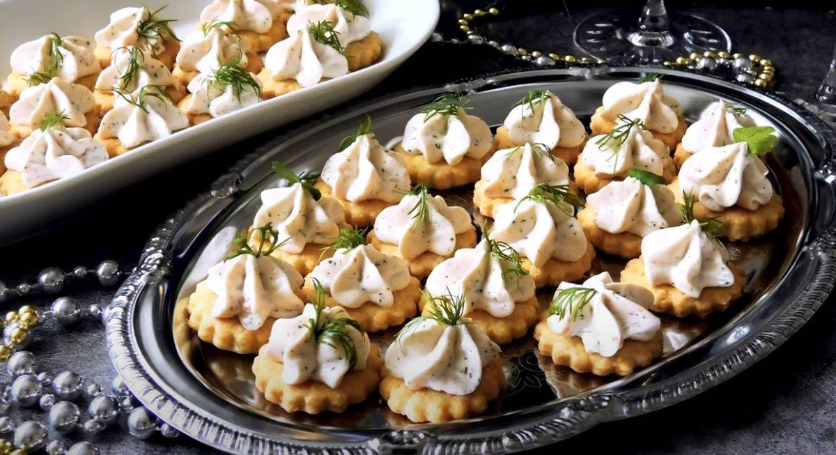 Recept za domaće krekere sa musom od krem sira i tunjevine | Stvar ukusa