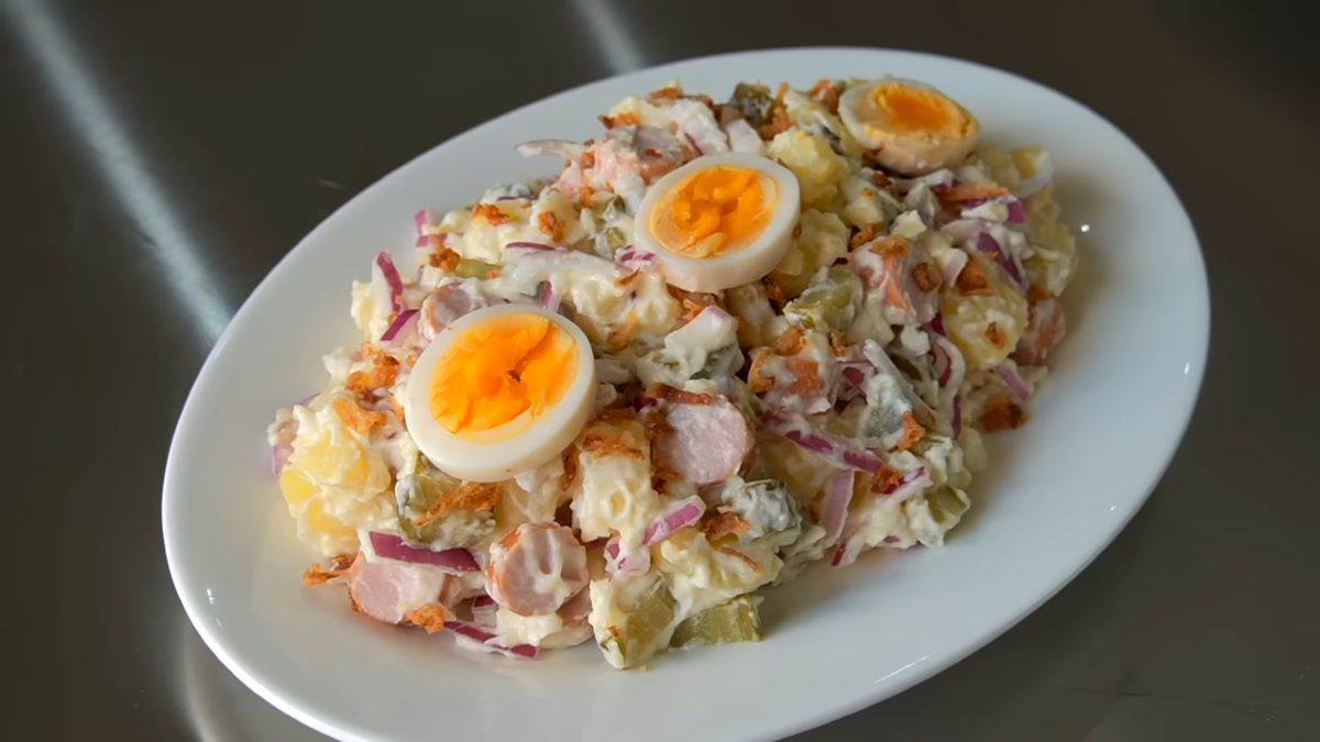Letnja obrok salata sa kuvanim jajima i krastavčićima recept | Stvar ukusa