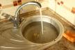 Kako otpušiti začepljenu sudoperu pomoću vode