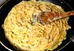 Špagete u sosu od pavlake za kuvanje, belog luka i sira