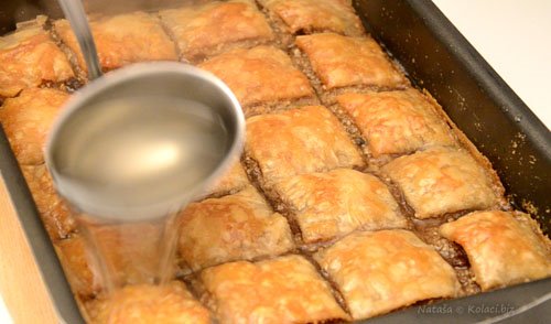 SAVRŠENA ZA BADNJI DAN: Baklava korak po korak (VIDEO)