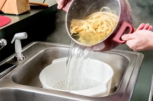 OPASNA STRANA KUHINJE: Pogledajte šta vam se može desiti ako ovako CEDITE hranu!