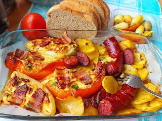 Paprike punjene sirom i krompir sa kobasicama.jpg