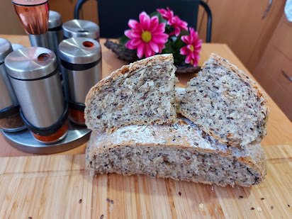 Domaći integralni hleb sa semenkama.jpg