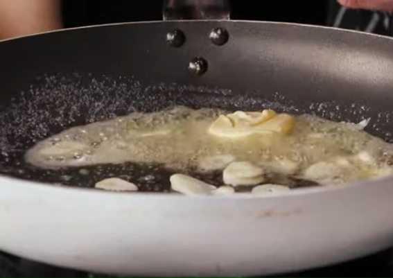 Domaće makarone u kremastom sosu, beli luk