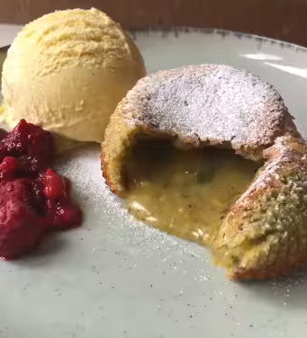 Lava kolač sa pistaćima