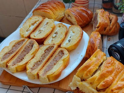 Slani rolat sa sirom i slatki rolat sa jabukama i orasima