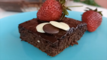 ZDRAVA ČOKOLADNA TORTA SA BANANAMA Kada želite da se zasladite spremite desert koji ne sadrži ulje, šećer i brašno