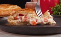 Pita od lisnatog testa sa sirom, šunkom i paprikom