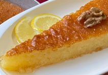 Ravani kolač od testa preliven sirupom.png