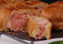 Slani rolat od lisnatog testa sa parizerom i sirom.png