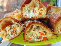 Prelivena pita sa kiselom paprikom i krastavcima.jpg