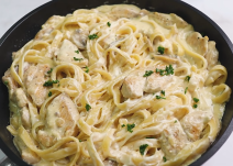 Alfredo pasta sa piletinom i pečurkama