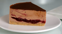 Torta sa keksom, čokoladom i malinama