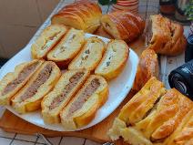 Slani rolat sa sirom i slatki rolat sa jabukama i orasima