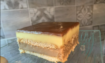 Kolač sa pudingom i čokoladom i keksom koji se ne peče