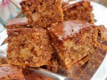 Čokoladni kolač sa orasima i jabukom