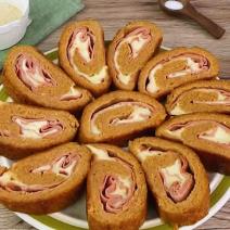 Štrudla od mlevenog mesa punjena sirom i šunkom