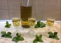 Domaći liker od mente