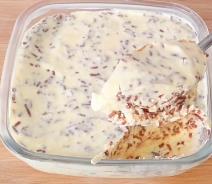 Ledeni beli kolač sa mrvicama čokolade