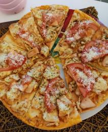 Pica sa dimljenom piletinom i parmezanom