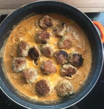 Ćufte u slasnom sosu od crnog luka