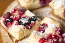 Zapečeni kolač sa jogurtom i bobičastim voćem 193415594.jpg