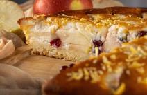 Kolač sa jabukama i višnjama