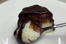 Kokos kolač preliven čokoladom