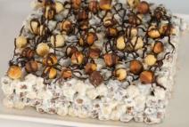 Krckavi kolač sa čokoladnim kuglicama i lešnicima