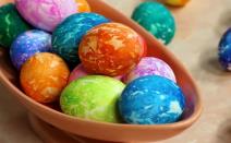 Farbanje jaja krep papirom