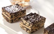 Sitni kolači sa keksom, čokoladom i kikirikijem