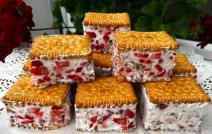 Sendvič sladoled sa jagodama i čokoladom