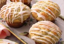 Slatki mafini sa makom preliveni belom glazurom