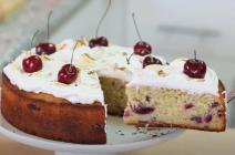 kolac sa visnjama i slagom.jpg