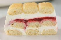 Kolač sa piškotama, belim filom i voćem