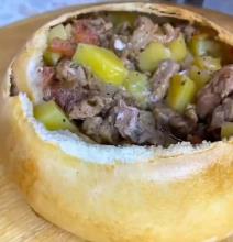 Paprikaš koji se kuva u testu