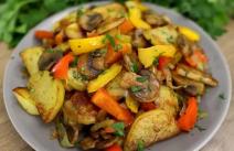 Jednostavno jelo sa krompirom, pečurkama i paprikom