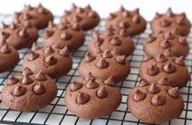 Čokoladni keks punjen belom čokoladom