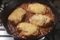 Belo meso sa crnim lukom i sirom