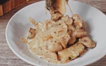 Jelo sa krompirom, pečurkama i sirom