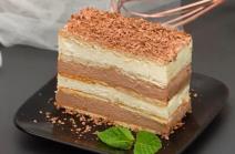 Slojeviti kolač sa dve vrste čokolade i keksom