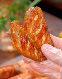 Pileća krilca sa koka-kolom i vinom