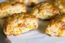 Pogačice od krompira sa feta sirom i slaninom