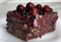 Čokoladni kolač sa borovnicama i višnjama