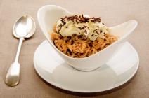 Kesten pire sa čokoladom i šlagom