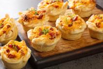 MINI KIŠMAFINI SA ŠUNKOM I ČEDAR SIROM Sočni zalogaji raskošnog ukusa odličan su dodatak prazničnoj trpezi